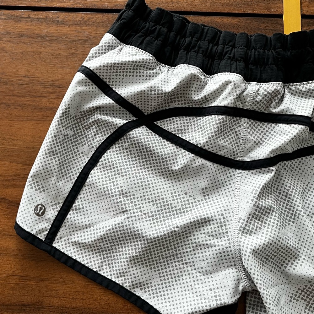 Lululemon Tracker Short III Diamond Camo Silver size 6 - Picture 8 of 11
